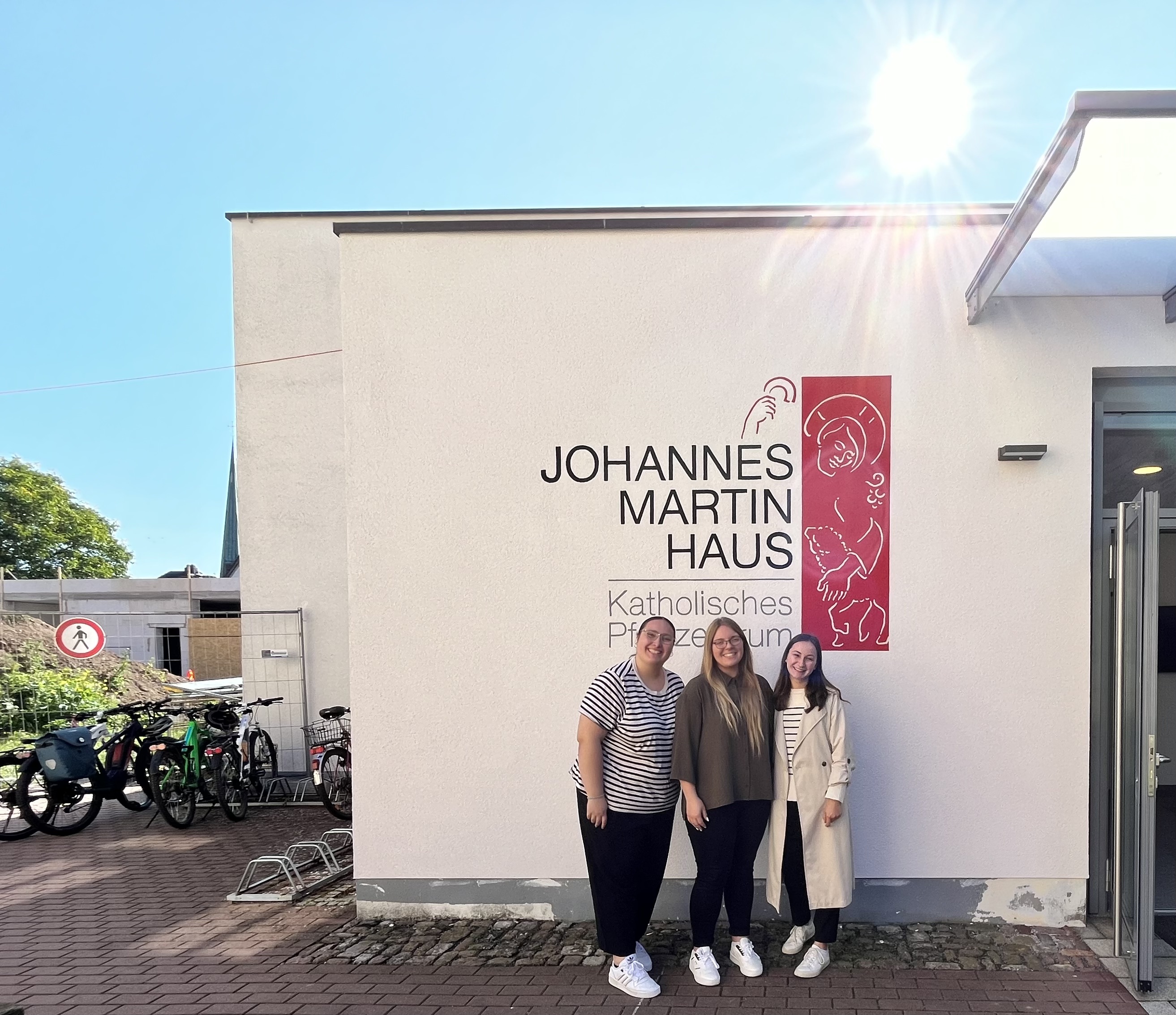 Mit Karolin freuen sich die Freundinnen und Mit-Ministrantinnen Anastasia und Fabienne. Mit Karolin freuen sich die Freundinnen und Mit-Ministrantinnen Anastasia und Fabienne.