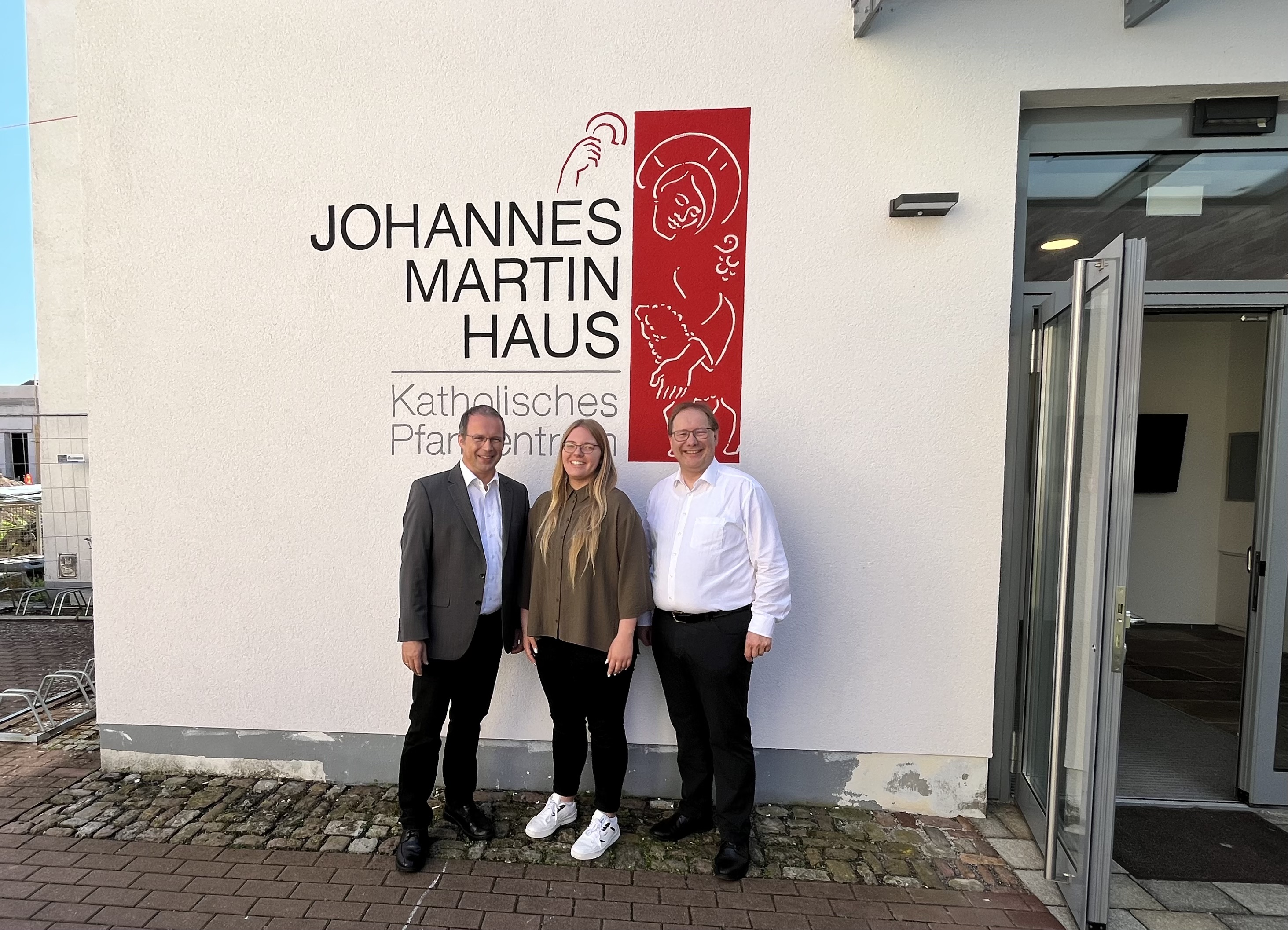 "Willkommen in unserer Mitte" sagt das gesamte Pastoralteam - hier vertreten durch Pfarrer Thomas Eschenbacher und Diakon Manfred Müller "Willkommen in unserer Mitte" sagt das gesamte Pastoralteam - hier vertreten durch Pfarrer Thomas Eschenbacher und Diakon Manfred Müller