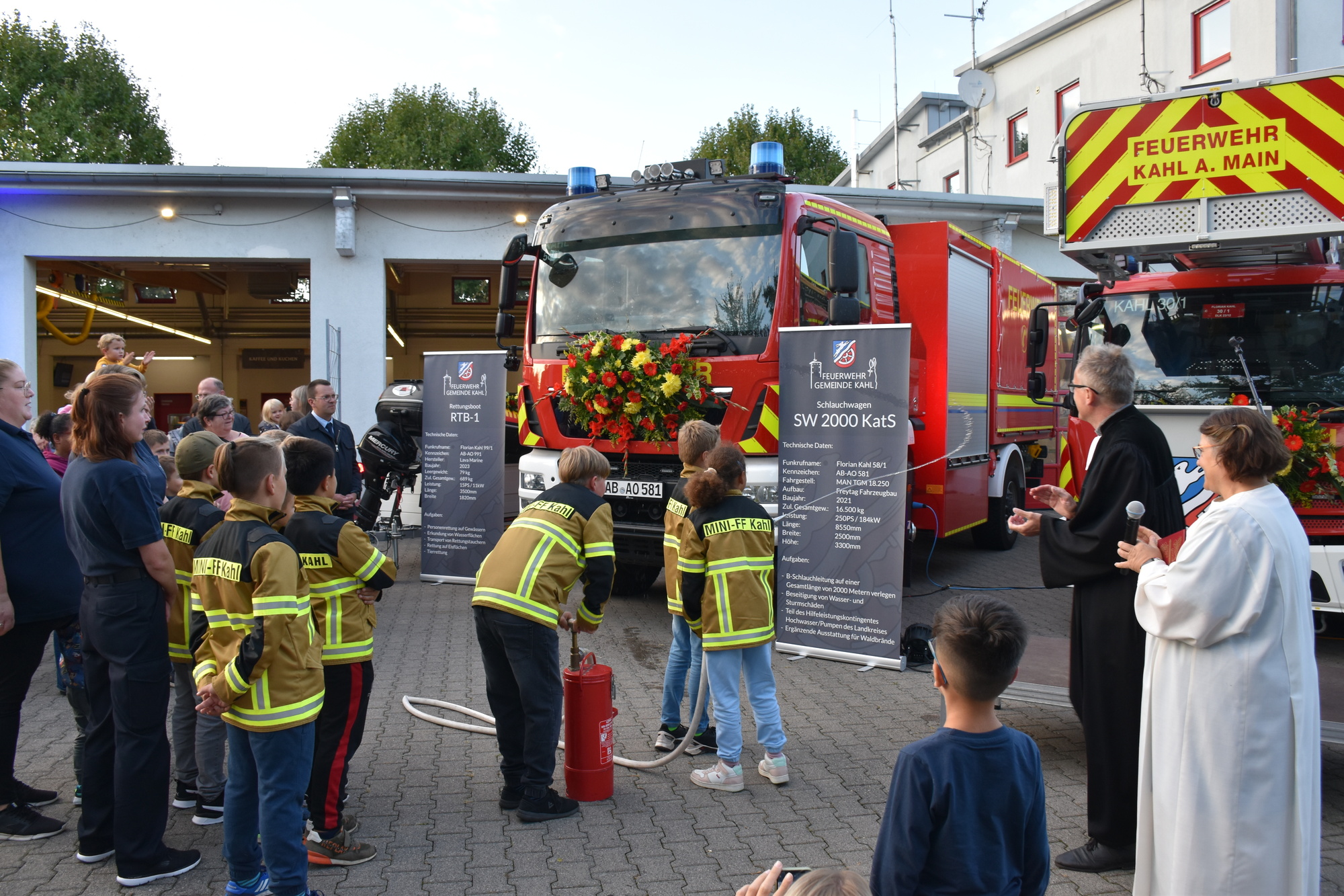Half beim Segnen mit: die Kinderfeuerwehr mit der Weihwasser-Kübelspritze. mgh Half beim Segnen mit: die Kinderfeuerwehr mit der Weihwasser-Kübelspritze. mgh