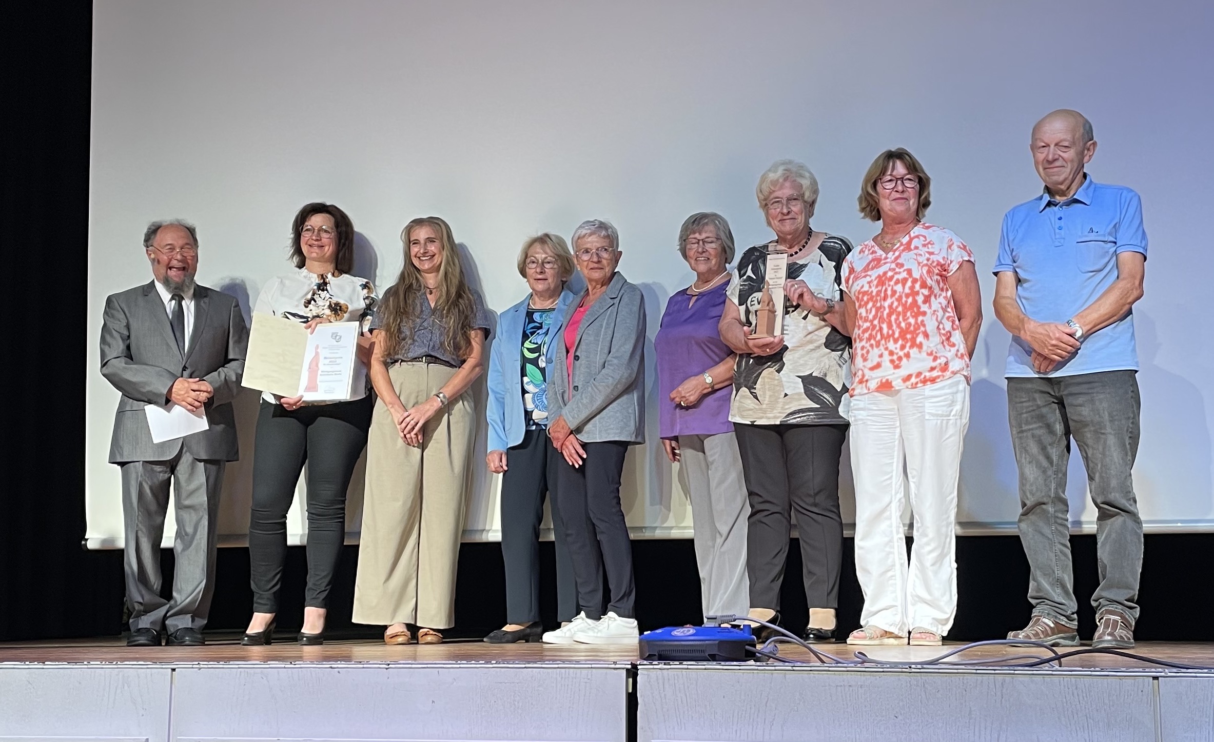 Heimatpreis 2023 "Soziales Engagement" für das Putzteam der kath. Pfarrei St. Margareta Kahl Heimatpreis 2023 "Soziales Engagement" für das Putzteam der kath. Pfarrei St. Margareta Kahl