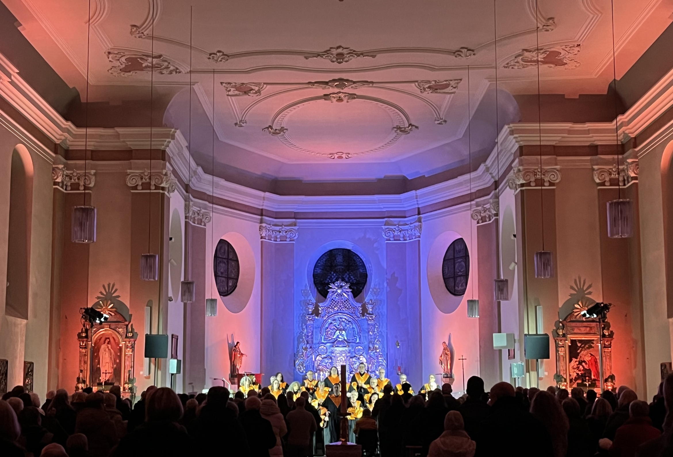 Nacht der Hoffnung mit den Gospel-Chören Praices und Plenty Good Room in der illuminierten Pfarrkirche St. Margareta Kahl