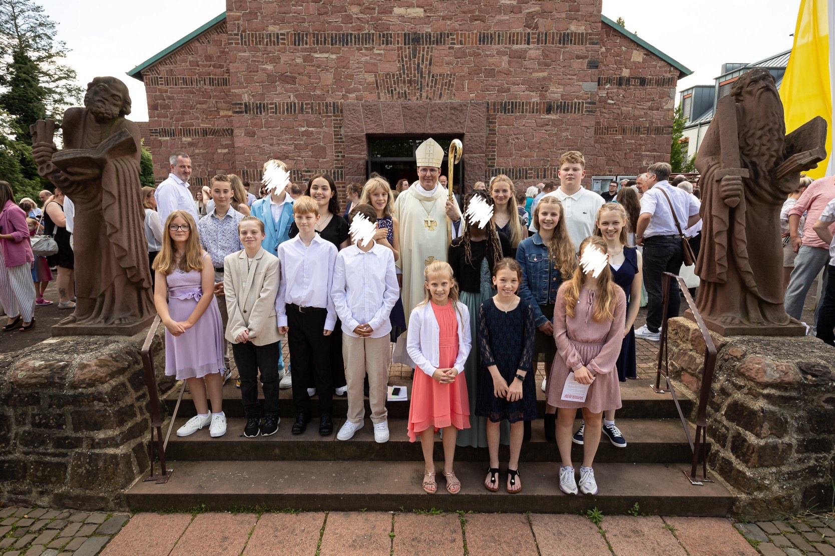 Die Kahler Firmlinge 2024 mit Weihbischof Paul Reder.