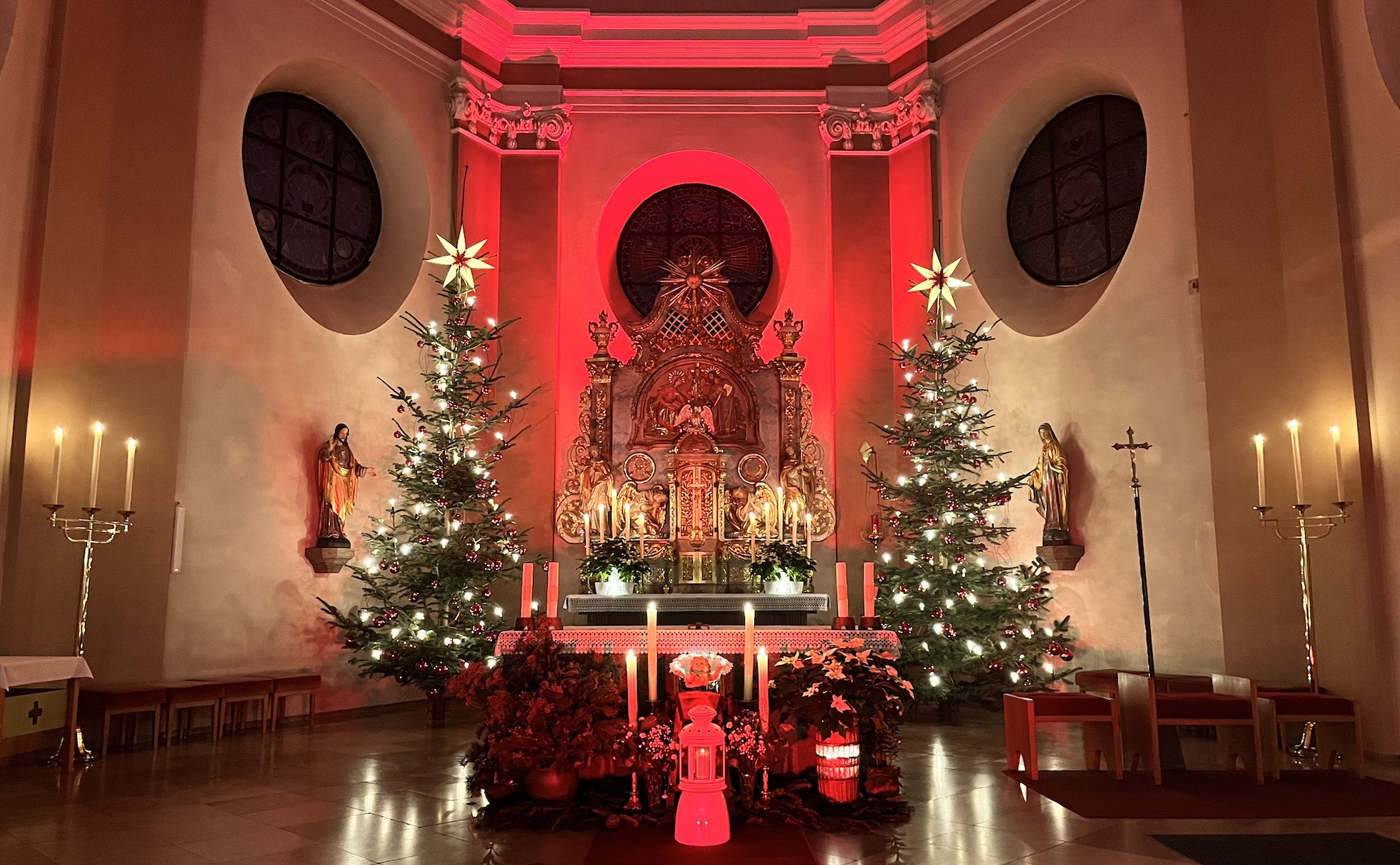 Stimmungsvolle Beleuchtung der Pfarrkirche zum Weihnachtsliedersingen Stimmungsvolle Beleuchtung der Pfarrkirche zum Weihnachtsliedersingen