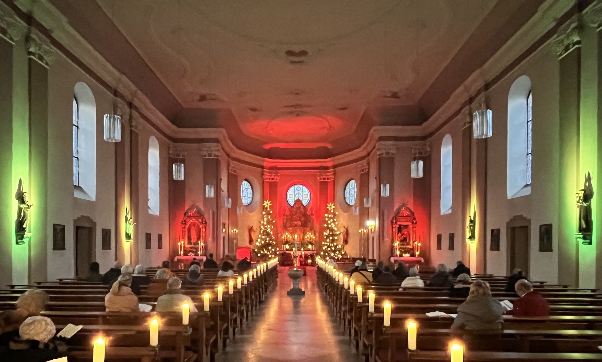 Stimmungsvolle Beleuchtung der Pfarrkirche zum Weihnachtsliedersingen Stimmungsvolle Beleuchtung der Pfarrkirche zum Weihnachtsliedersingen