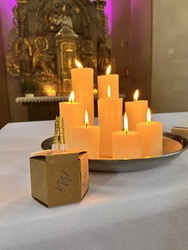 Kahl, 2. Advent - Ein Adventskranz, entstanden während der Kinderkirche Kahl, 2. Advent - Ein Adventskranz, entstanden während der Kinderkirche