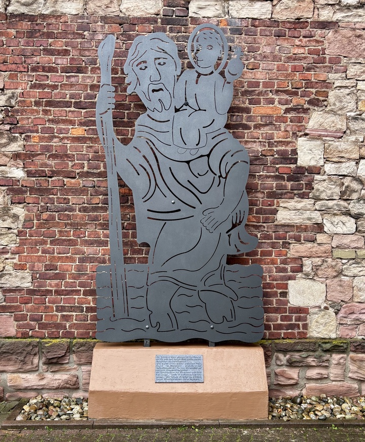 Schattenriss des Hl. Christopherus an der Pfarrkirche St. Margareta Kahl
