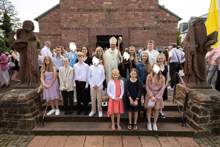 Die Kahler Firmlinge 2024 mit Weihbischof Paul Reder.