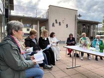 Ökumenische Pfingsttafel auf dem Dorfplatz Kahl