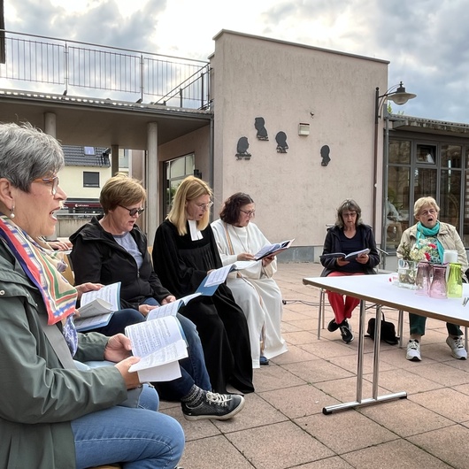 Ökumenische Pfingsttafel auf dem Dorfplatz Kahl Ökumenische Pfingsttafel auf dem Dorfplatz Kahl