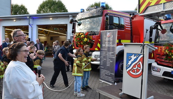 Half beim Segnen mit: die Kinderfeuerwehr mit der Weihwasser-Kübelspritze. mgh