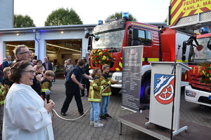 Half beim Segnen mit: die Kinderfeuerwehr mit der Weihwasser-Kübelspritze. mgh