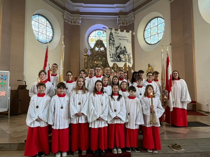 Aufnahme der neuen Minis in die große Ministrantengemeinschaft St. Margareta Kahl