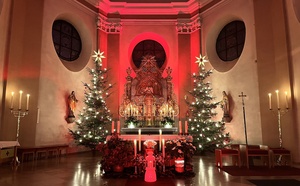Stimmungsvolle Beleuchtung der Pfarrkirche zum Weihnachtsliedersingen