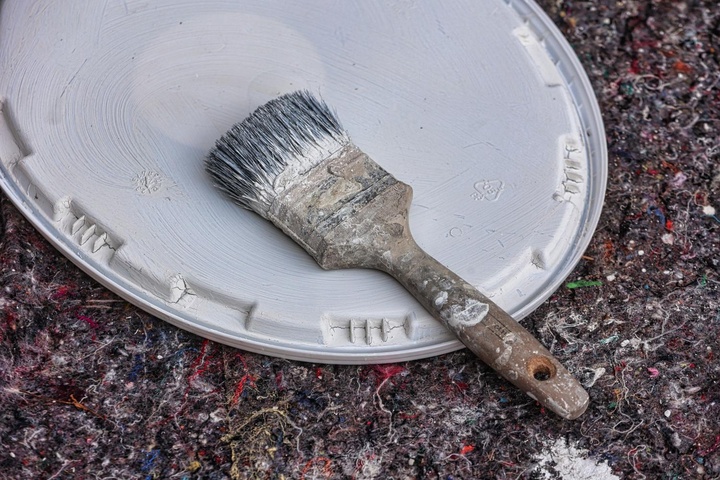 bereit liegender Pinsel