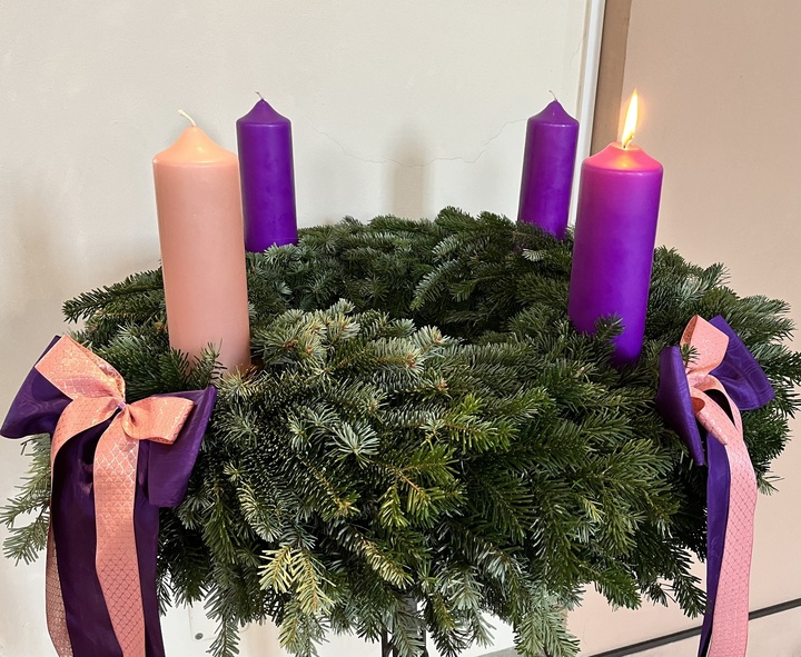 Adventskranz in der Pfarrkirche St. Margareta Kahl 2023