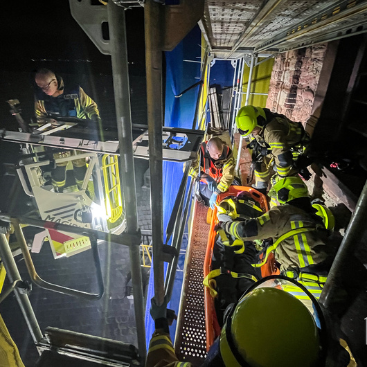 Einsatzübung der Freiwilligen Feuerwehr Kahl am Kirchturm