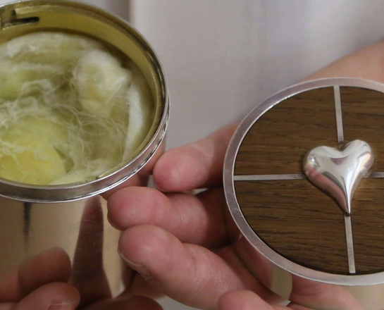 Blick auf das Chrisamöl mit dem die Firmlinge gesalbt werden.