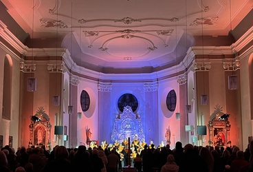 Nacht der Hoffnung mit den Gospel-Chören Praices und Plenty Good Room in der illuminierten Pfarrkirche St. Margareta Kahl