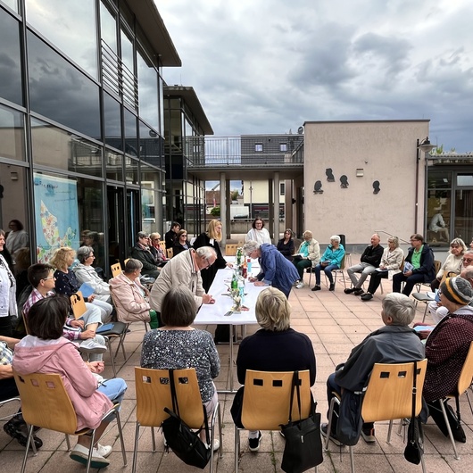 Ökumenische Pfingsttafel auf dem Dorfplatz Kahl Ökumenische Pfingsttafel auf dem Dorfplatz Kahl