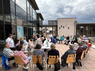 Ökumenische Pfingsttafel auf dem Dorfplatz Kahl