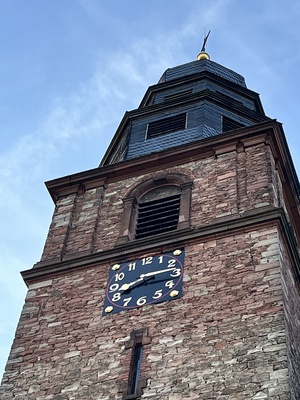 Kirchturm der Pfarrkirche St. Margareta Kahl