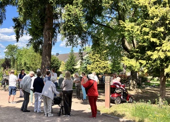 Begegnungs-Kaffee an Muttertag - Friedhofspaziergang Begegnungs-Kaffee an Muttertag - Friedhofspaziergang