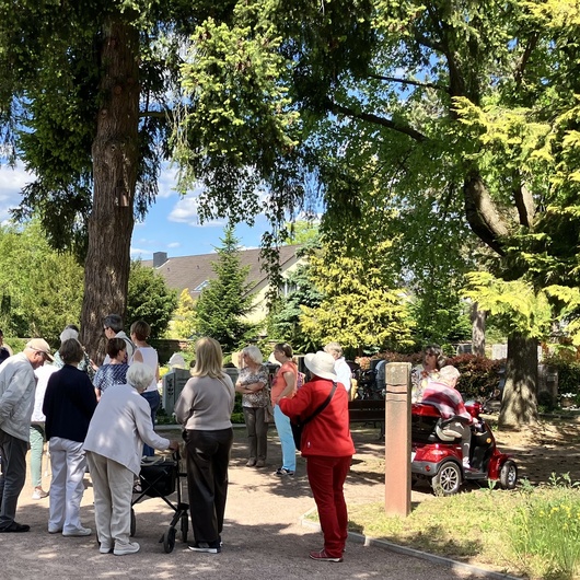 Begegnungs-Kaffee an Muttertag - Friedhofspaziergang Begegnungs-Kaffee an Muttertag - Friedhofspaziergang