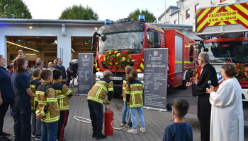 Half beim Segnen mit: die Kinderfeuerwehr mit der Weihwasser-Kübelspritze. mgh