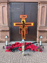 Taizé-Gebet vor dem Hauptportal der Pfarrkirche St. Margareta Kahl