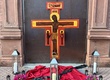 Taizé-Gebet vor dem Hauptportal der Pfarrkirche St. Margareta Kahl
