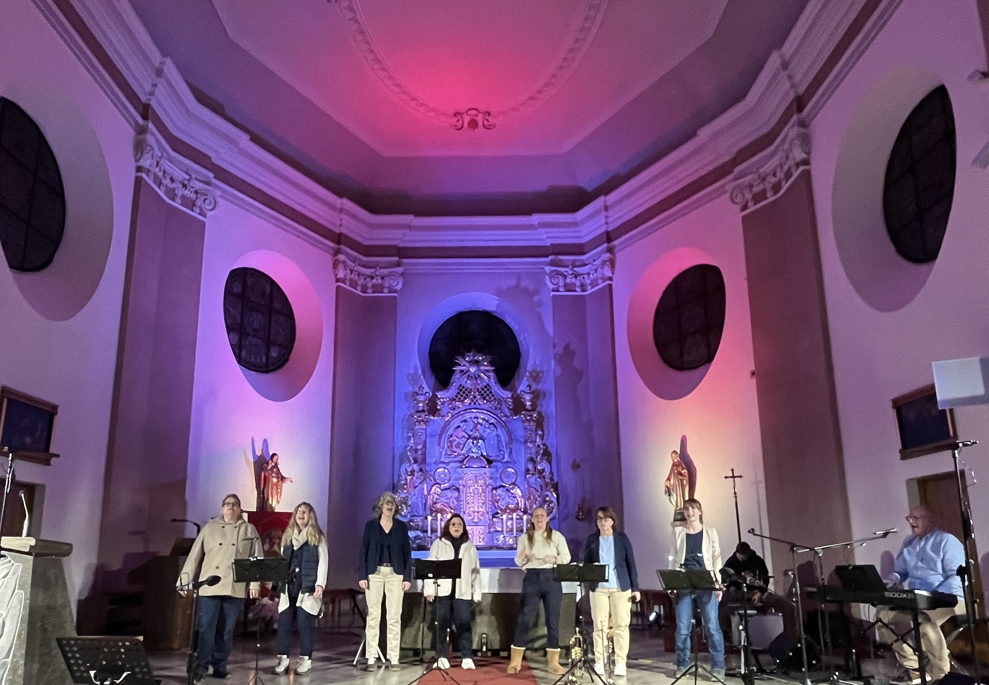 Nacht der Hoffnung mit den Gospel-Chören Praices und Plenty Good Room in der illuminierten Pfarrkirche St. Margareta Kahl