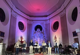 Nacht der Hoffnung mit den Gospel-Chören Praices und Plenty Good Room in der illuminierten Pfarrkirche St. Margareta Kahl Nacht der Hoffnung mit den Gospel-Chören Praices und Plenty Good Room in der illuminierten Pfarrkirche St. Margareta Kahl