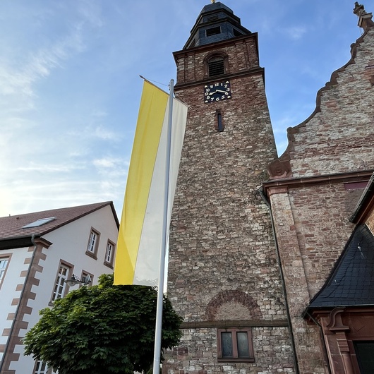 Kirchturm der Pfarrkirche St. Margareta Kahl am Patrozinium 2024