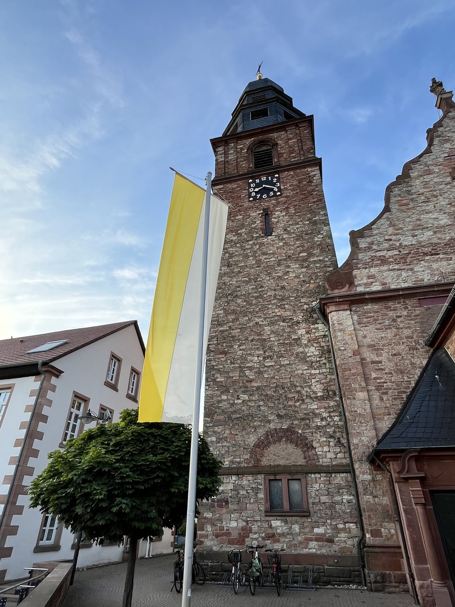 Kirchturm der Pfarrkirche St. Margareta Kahl am Patrozinium 2024