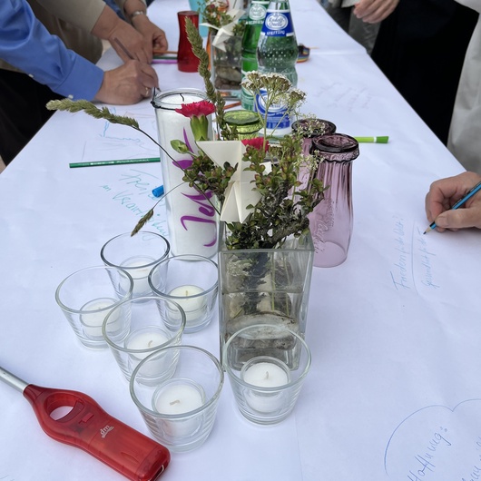 Ökumenische Pfingsttafel auf dem Dorfplatz Kahl Ökumenische Pfingsttafel auf dem Dorfplatz Kahl