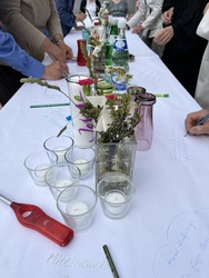 Ökumenische Pfingsttafel auf dem Dorfplatz Kahl