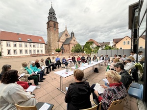 Ökumenische Pfingsttafel auf dem Dorfplatz Kahl