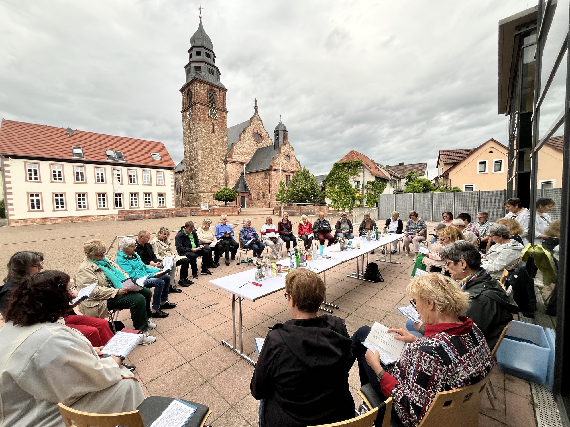 Ökumenische Pfingsttafel auf dem Dorfplatz Kahl