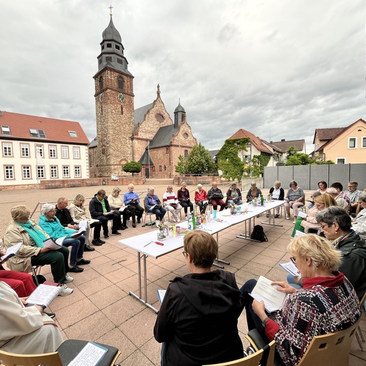 Ökumenische Pfingsttafel auf dem Dorfplatz Kahl Ökumenische Pfingsttafel auf dem Dorfplatz Kahl