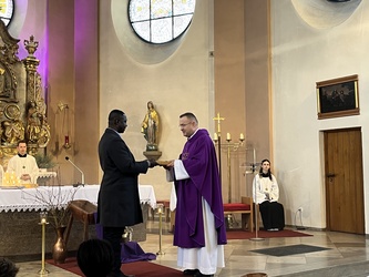 Kahl, 2. Advent - Übergabe des Lektionars durch Pfr. Kowalski an Dr. Tassou Kahl, 2. Advent - Übergabe des Lektionars durch Pfr. Kowalski an Dr. Tassou