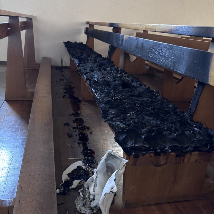 Brandstiftung Pfarrkirche St. Margareta - verbrannte Sitzbank in der Marienkapelle